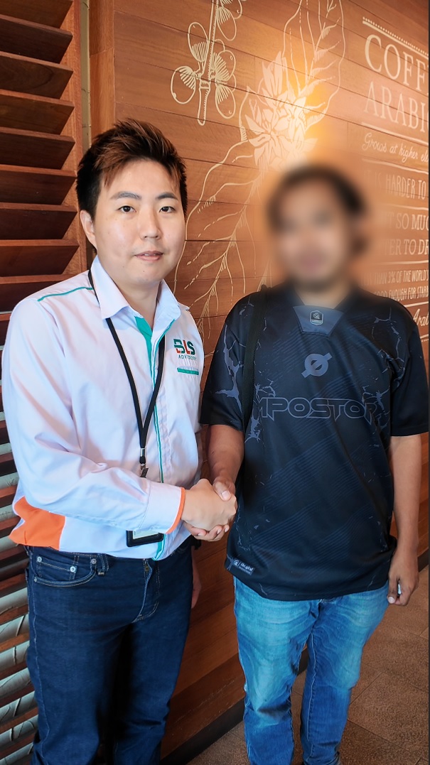 BLS 顾问与客户合照,客户脸部已模糊