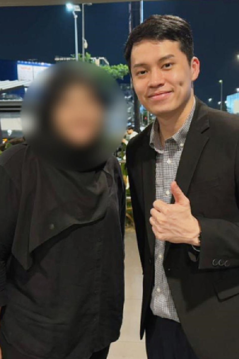 BLS 顾问与客户合照,客户脸部已模糊